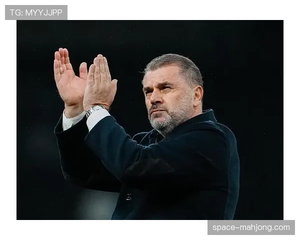 特写：终场哨响，诺丁汉森林老将谢尔维独自向客场球迷鼓掌致意